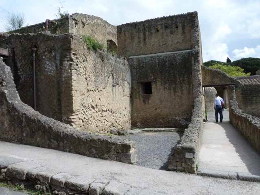 VI.31, Herculaneum. May 2010. East side of Cardo III Superiore, looking east to doorway VI.31 to latrine, on left and into corridor leading to central baths, VI.1 on right. Maiuri wrote that the entrance corridor, on right, was flanked by a half-destroyed latrine, and by a tiny rectangular room with a small square window, probably that of the door-keeper of the men’s section.
See Maiuri, Amedeo, (1977). Herculaneum. 7th English ed, of Guide books to the Museums Galleries and Monuments of Italy, No.53 (p.36).